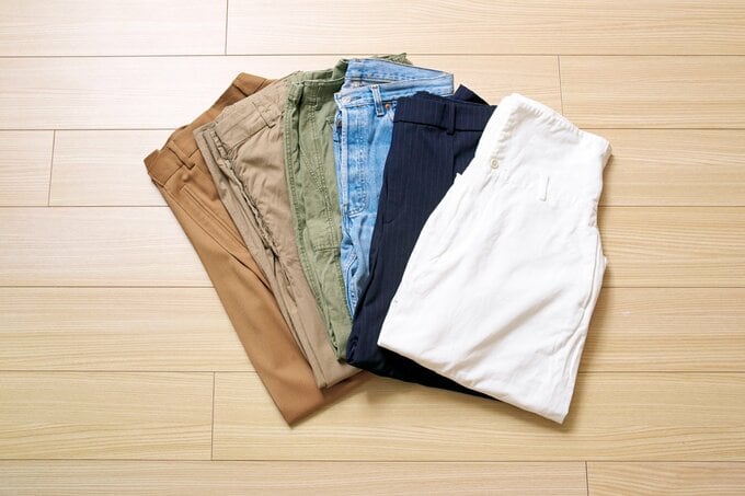 畳んで並べられたボトムス