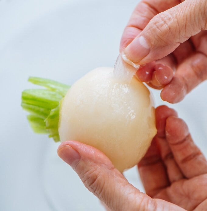 冷凍カブの皮むき