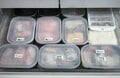 セリアの保存容器で冷凍室がスッキリ、あけるたびに楽しい。まとめ買いした肉・魚の管理がラクになる
