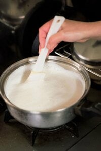 （1）を鍋に移して中火にかけ、沸騰したら火を弱め、アクを除き、7分ほどかき混ぜながら煮る。