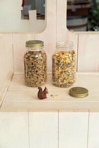 子どもが使っても安心。割れないボトルはペットフード入れに