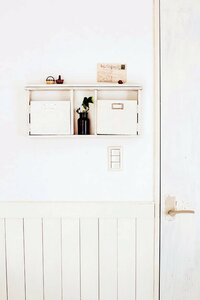 壁一面にはった板壁でお店みたいな雰囲気に