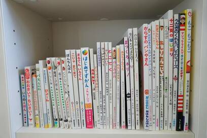 本棚をきれいに見せるルール。色や高さでそろえる、仕切りをつける…