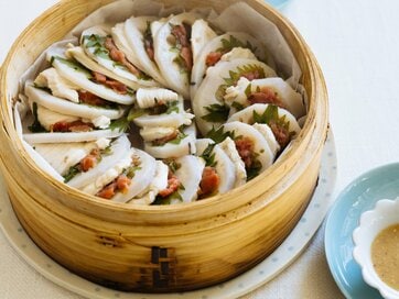 せいろで蒸すだけ簡単「鶏胸肉のミルフィーユ蒸し」レシピ。梅の酸味で食欲が止まらない！