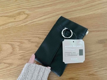 外出時の「ちょっとしたゴミとティッシュ」をおしゃれに収納できるスリーコインズの330円ポーチ。高見えするのに機能的！