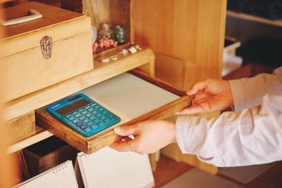 3人暮らしで「ものが増えてもすっきりする」ヒント。収納扉をなくし、カゴの素材はそろえる