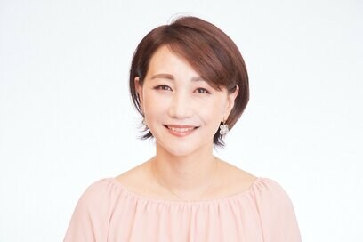 50代、大人のショートヘアがぐっとおしゃれに。耳元アクセ選びの鉄板テク