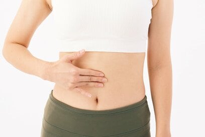 おなかの不調を改善する「簡単ツボ押し」マッサージ。指3本で優しくさすって