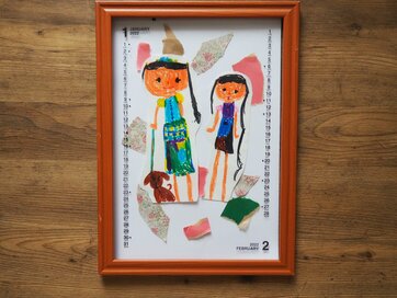 ダイソーの「推し活カレンダー」がすごい！絵や写真を挟むだけ