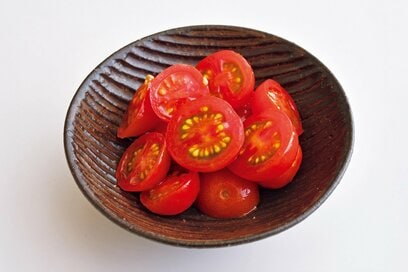 お弁当に彩りをプラスする「赤のおかず」4選。あえるだけ、炒めるだけでタイパ抜群