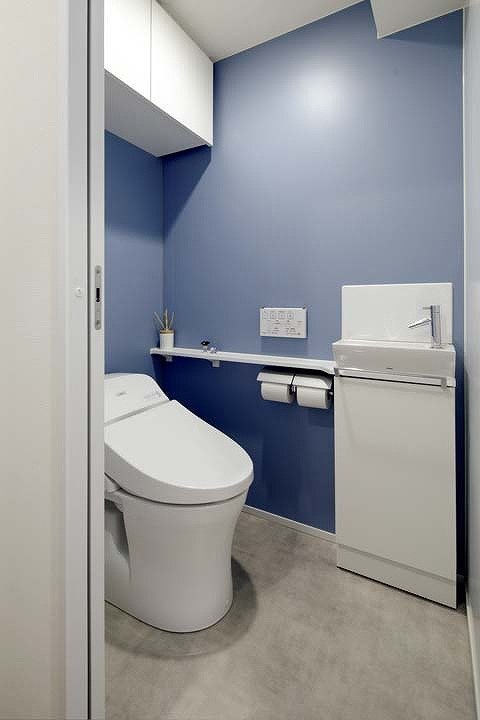 アクセントクロスで引き締めたトイレ