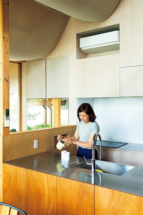 油跳ねを考慮して壁側にIH調理器を配置したキッチン