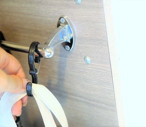 フックがポールから外れない