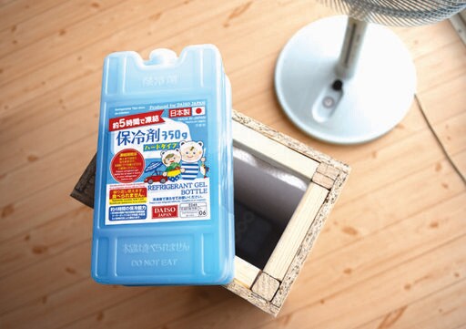 OSBボードと保冷剤