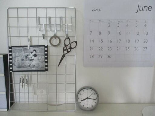 100均のワイヤーネットをデスクに立てかけてディスプレイに