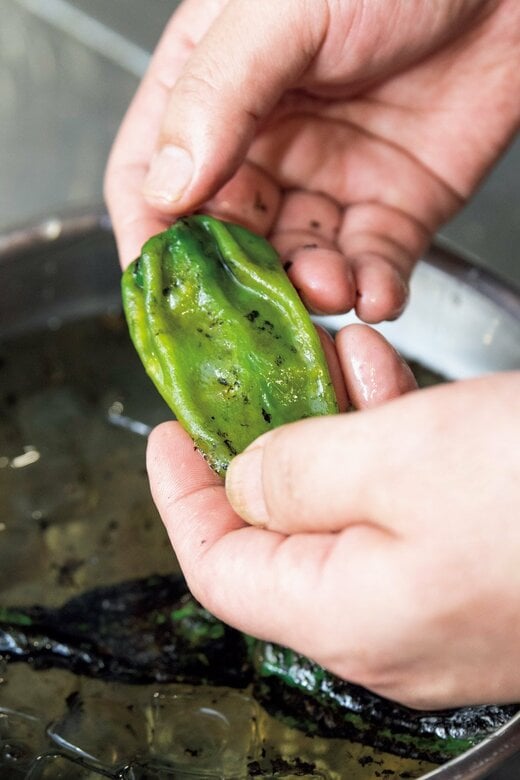 焦げたピーマンの皮を取り除く