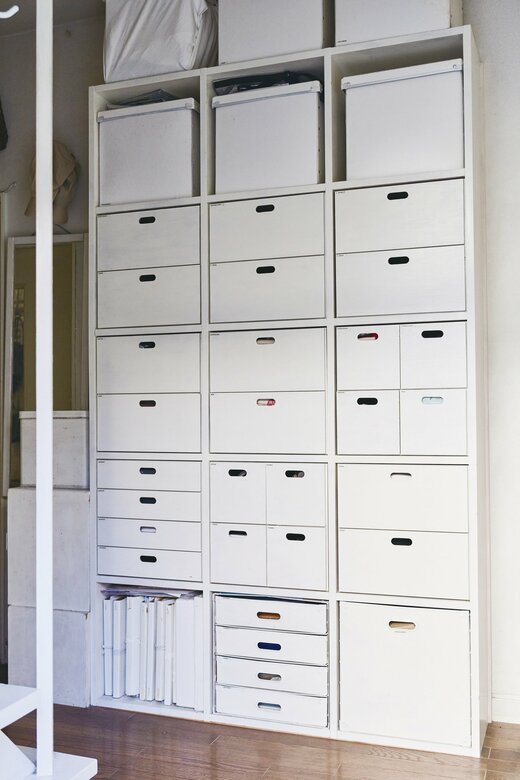 白で統一した、玄関入ってすぐの収納棚