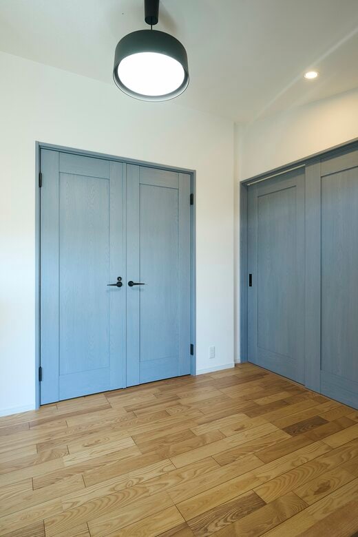 マットな質感と落ち着いた色みが印象的なドアと引き戸はパナソニックのベリティスシリーズ