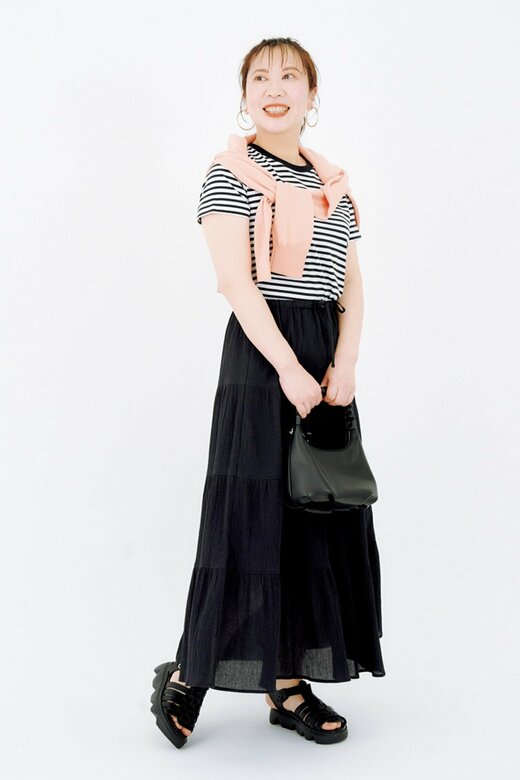 ロング丈の黒いスカートを履いた女性