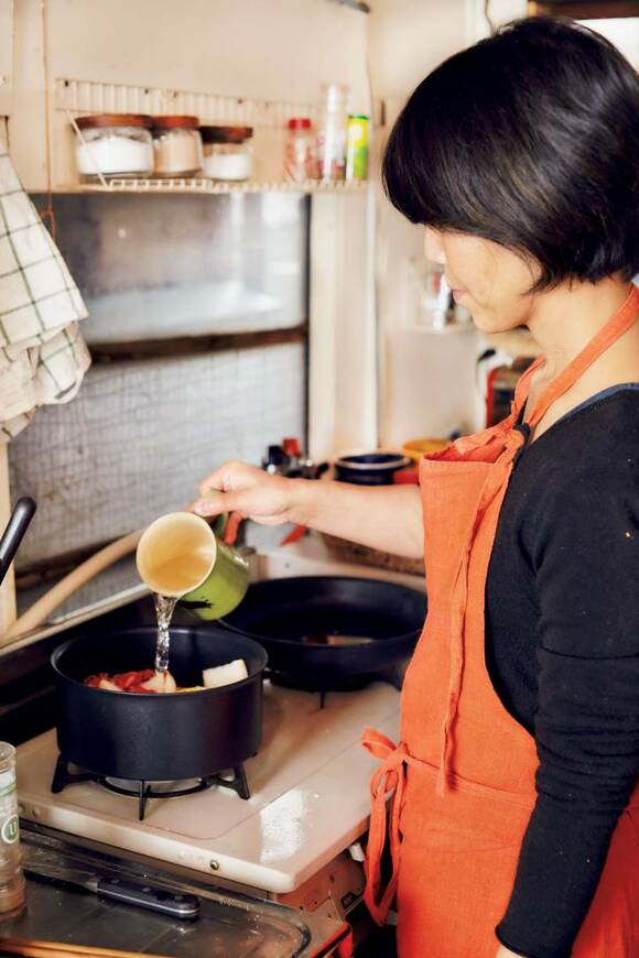 マグカップで注ぐ志麻さん