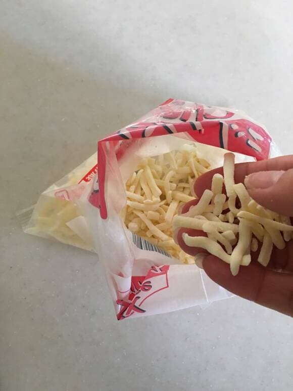 袋からチーズを取り出す