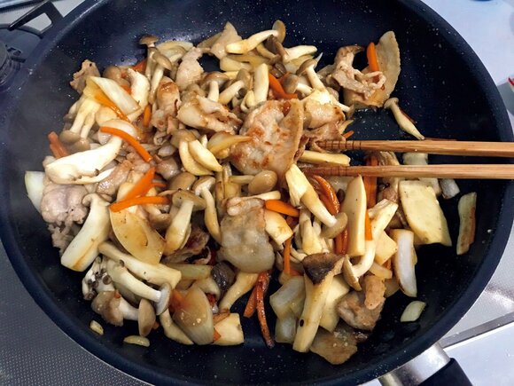 フライパンで食材を炒める