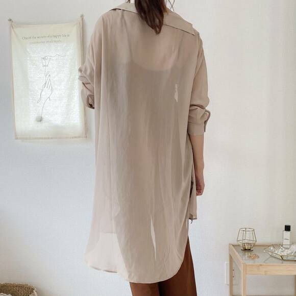 エアリズムコットンブラキャミソールを着た様子後ろ