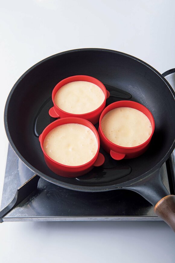 フライパンにシリコン型3つ