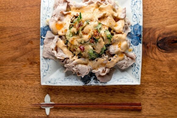 正方形の大皿はメインのおかずを印象的に見せる