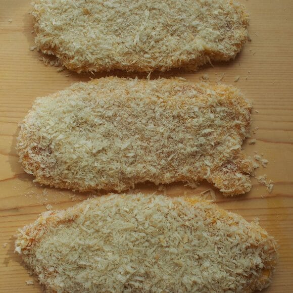 （2）　（1）に小麦粉→卵→パン粉の順にまぶして衣をつける。