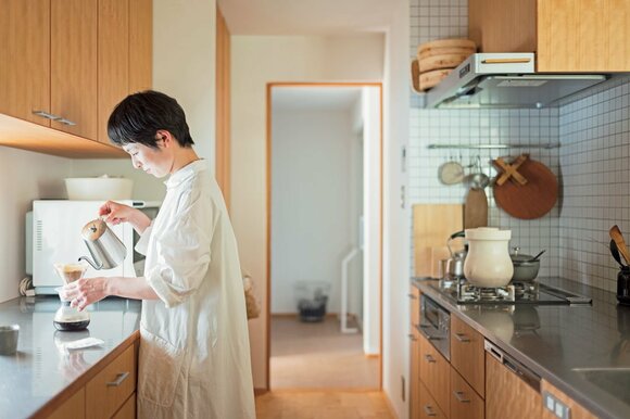 キッチンに女性