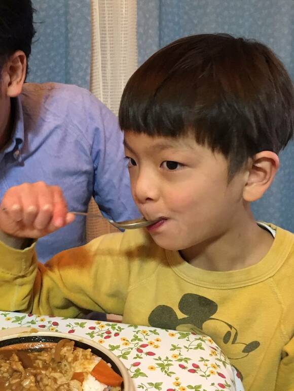 カレーを食べる子ども