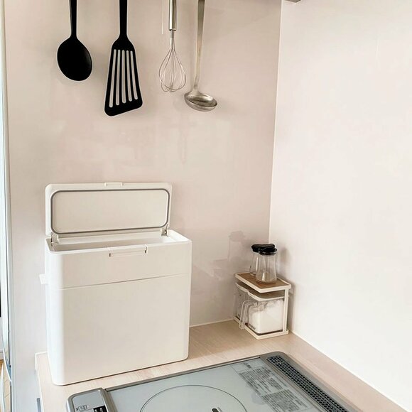 コンロ脇にゴミ箱