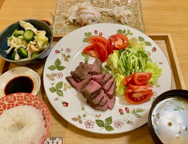 写真：ある日の夕飯（ご飯・自家製浅漬け・つぶ貝・お肉・野菜・みそ汁）