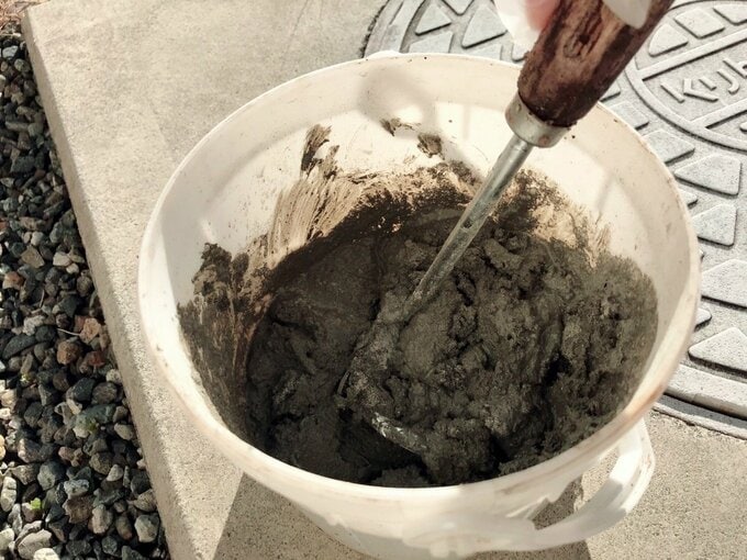 モルタルを混ぜる様子