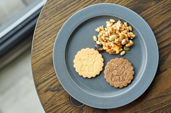 グレーのお皿に並ぶクッキーとグラノラ