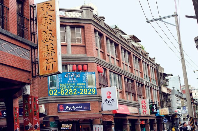 レンガづくりの建物が並ぶ迪化街