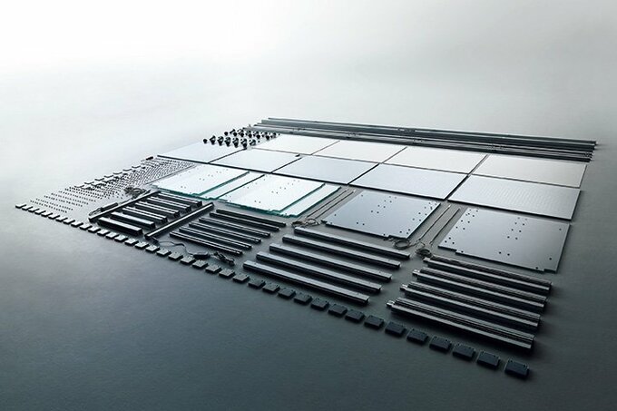 ビス1本、小さなパネル1枚までアルミやガラスを採用