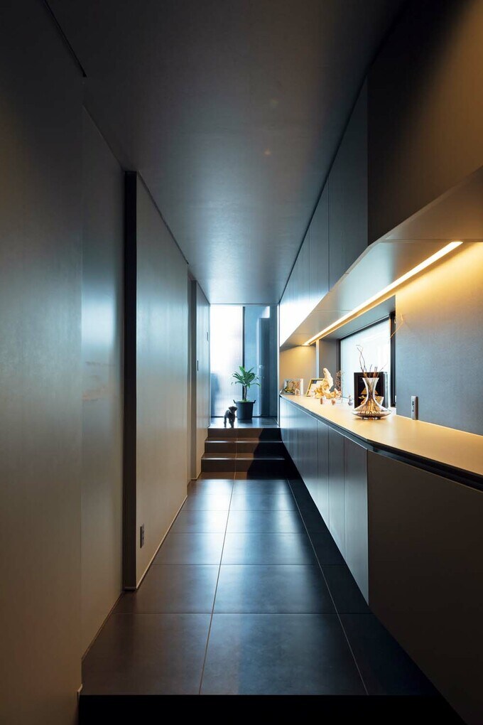 明るさを抑えた細長いホール