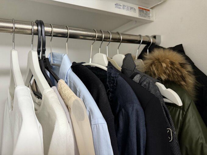 クローゼットにかけられた服たち