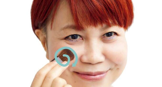 チークをくるくる