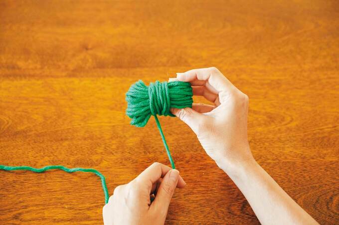 指から外して十字方向に毛糸を巻く