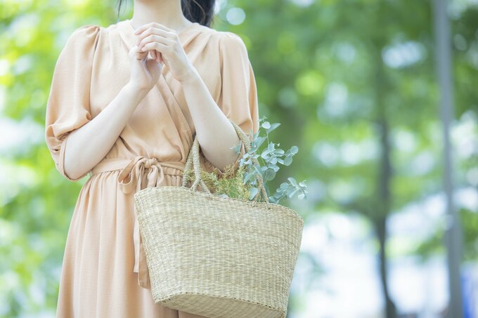 買い物する女性