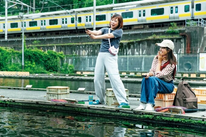 釣りをする2人の女性