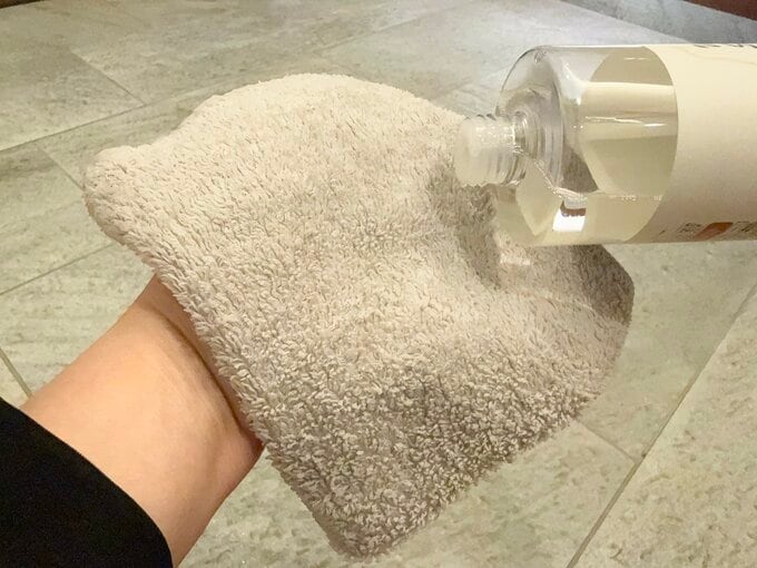 雑巾にアロマウォーターを垂らしている