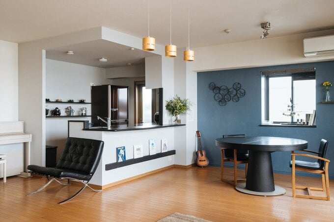 ものを極力減らして身軽な暮らしを実践している香村さんのご自宅。