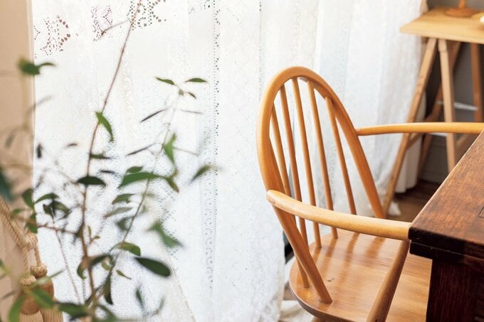 木製のイスとカーテン