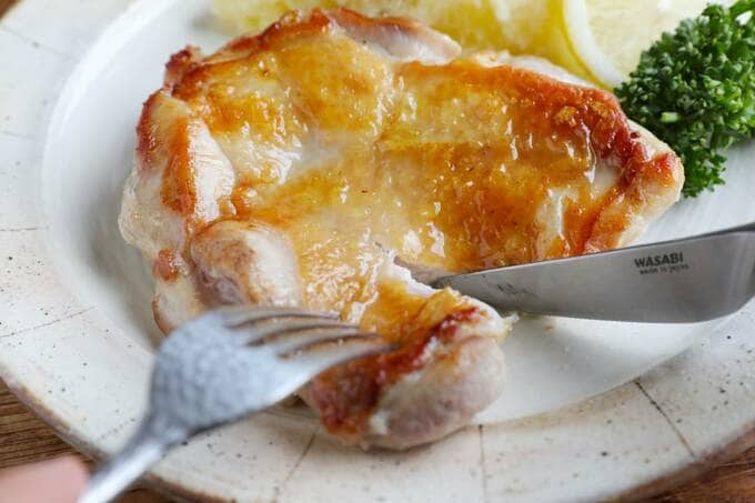 チキンを切る様子