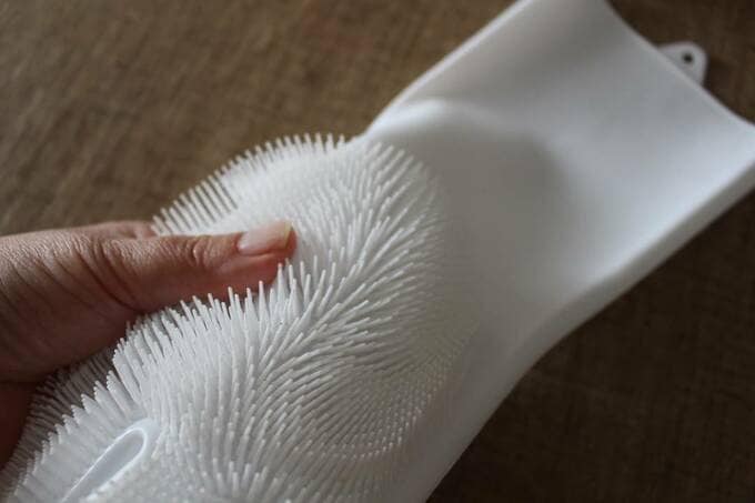 シリコンの毛の部分を持つ様子