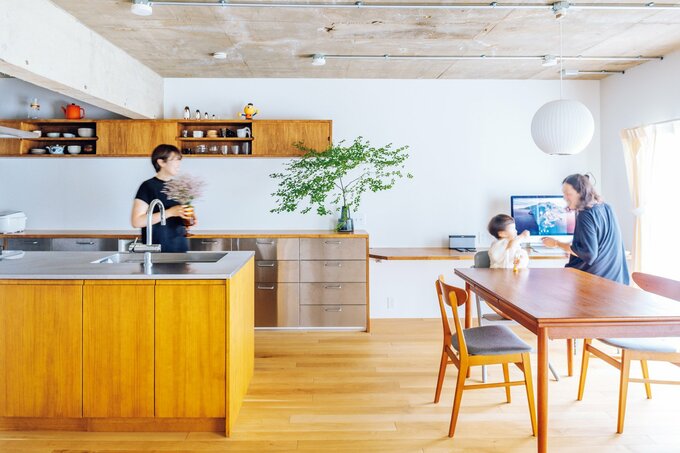 LDKでくつろぐ家族